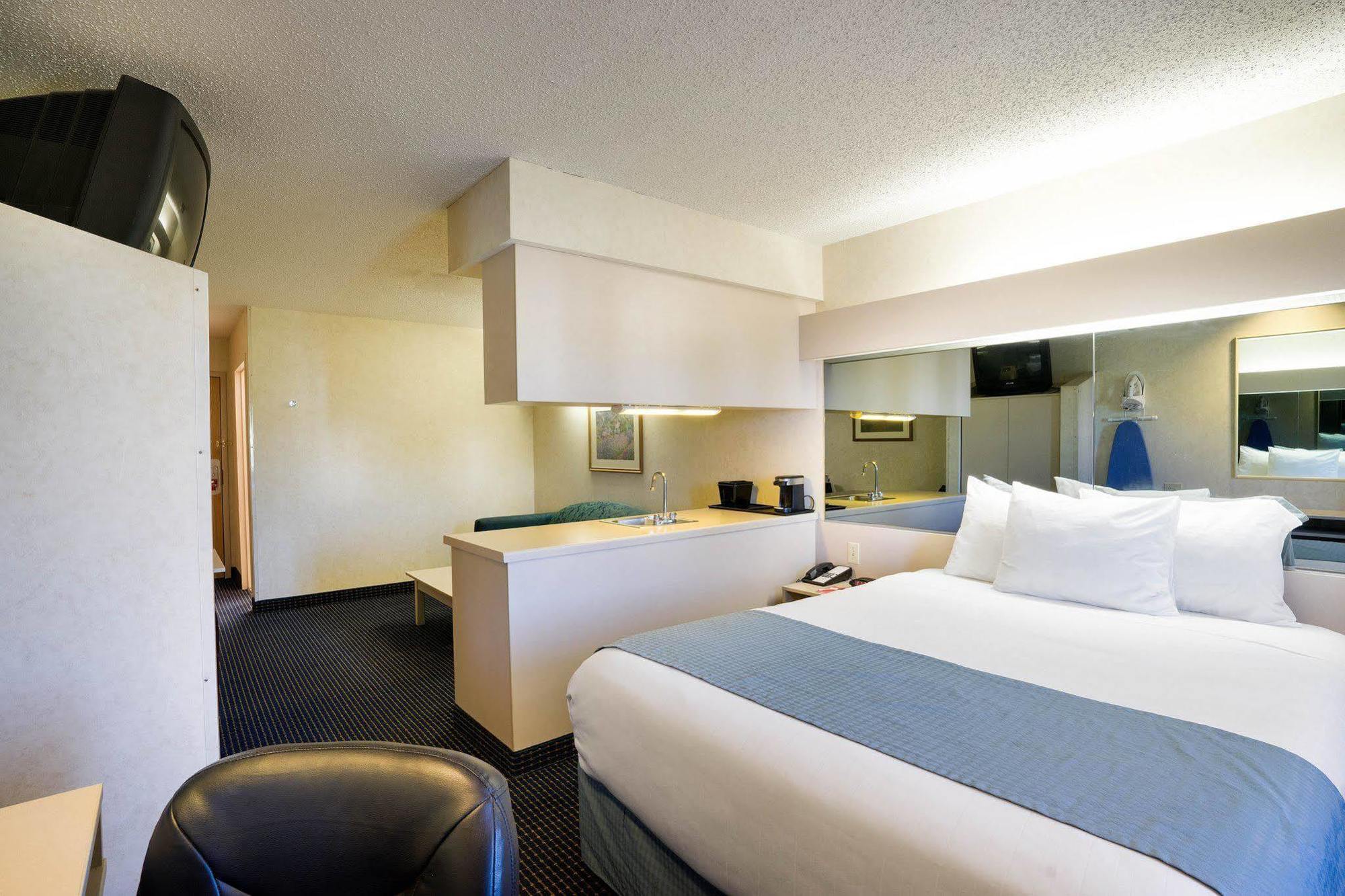 Microtel Inn & Suites By Wyndham Pittsburgh Airport Robinson Township  Exterior photo