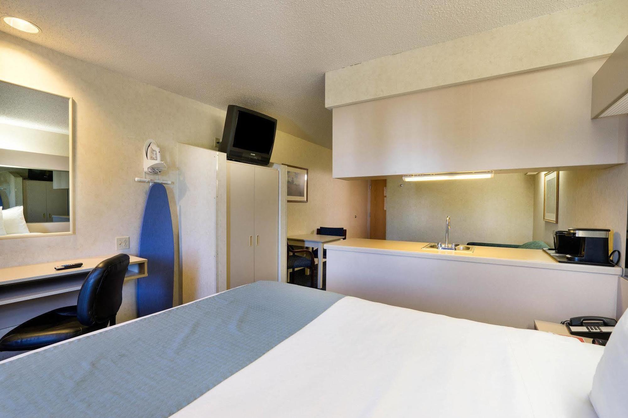 Microtel Inn & Suites By Wyndham Pittsburgh Airport Robinson Township  Exterior photo